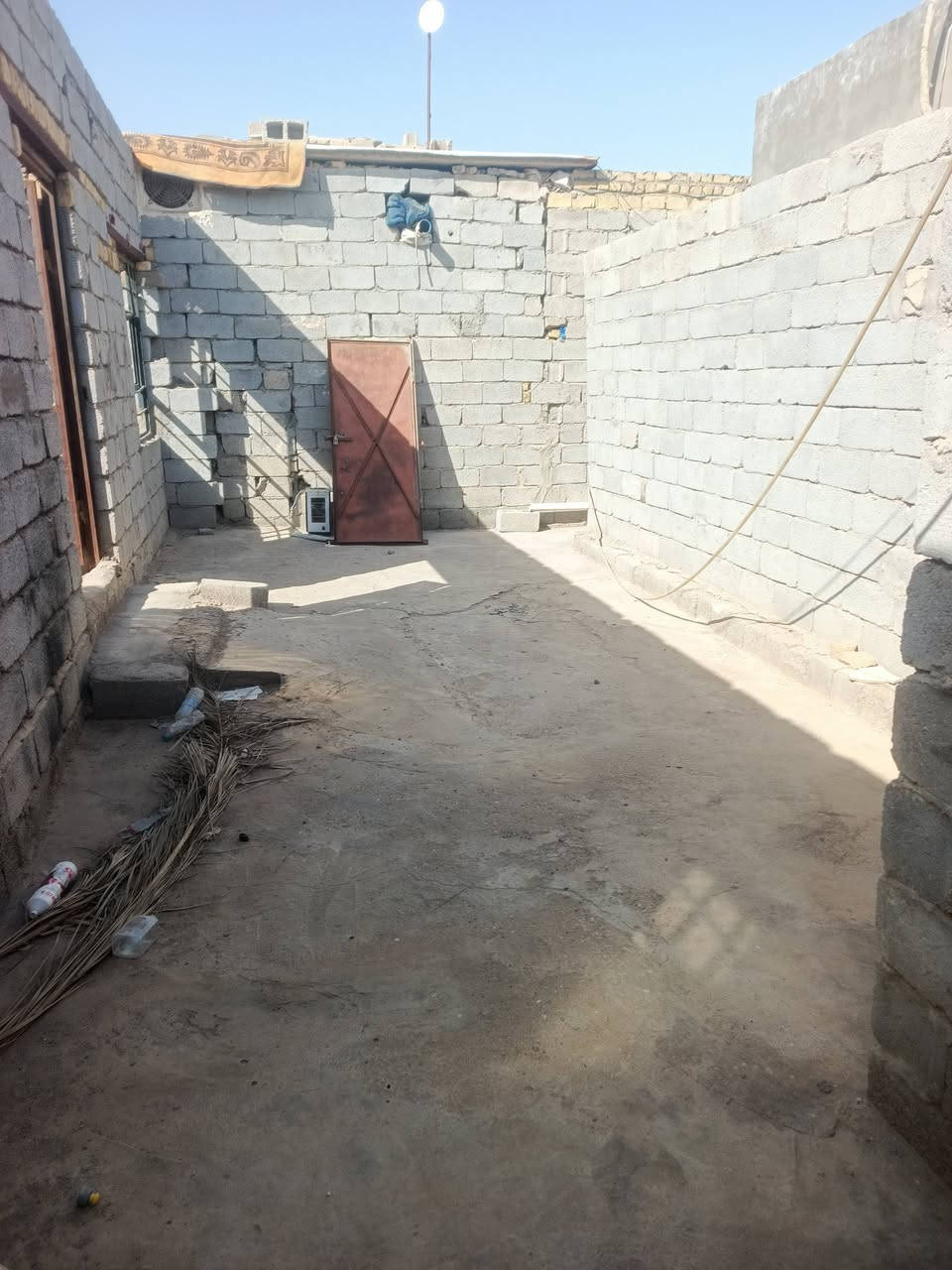 بيت زراعي مساحه 100متر خلفي دربونه متر ونص غرفه ومطبخ وصاله وصحيات البيت شوفت عينك عوزه ترتيب مكانه شركه نفط ذي قار الخميسات جاي من العلوه مال مخضر السعر 10وبي مجال هاتف ***********
