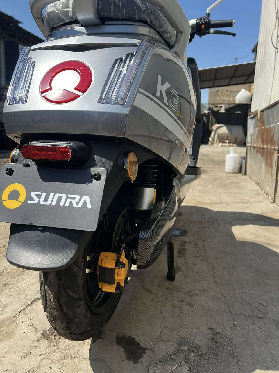 دراجه سونره غنيه عن التعريف ضمان سنتين
موديل 2026 
حساسات كامل 
بريكات ABS مانع تزحلق
السرعه 60 
تمشي 70 كيلو حقيقي 
ملف 2000
شاشه ايباد جبيره
مصارلها هواي عندي 
اقل السبوع امانت الله جديده 
بس اريد أخذ بانزين مرقم لا اكثر 
السعر مليون و100 وبيها مجال 
***********متواجد واتساب
