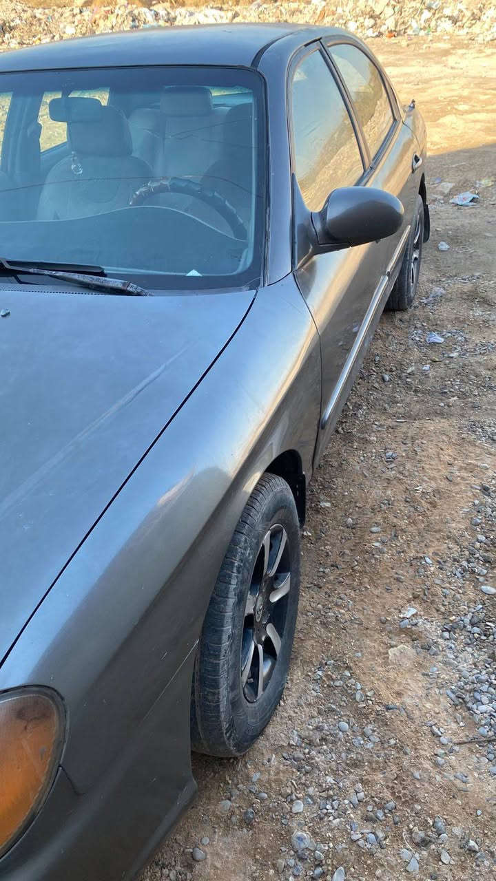 سوناتا موديل 2001 مكان بغداد ورقم بغداد اخوان السياره جاهزه من كل شي صدر نضيف مكينه وكير نضيفه  خير من الله السعر 45 وبيهة مجال حك الجيه  ***********
