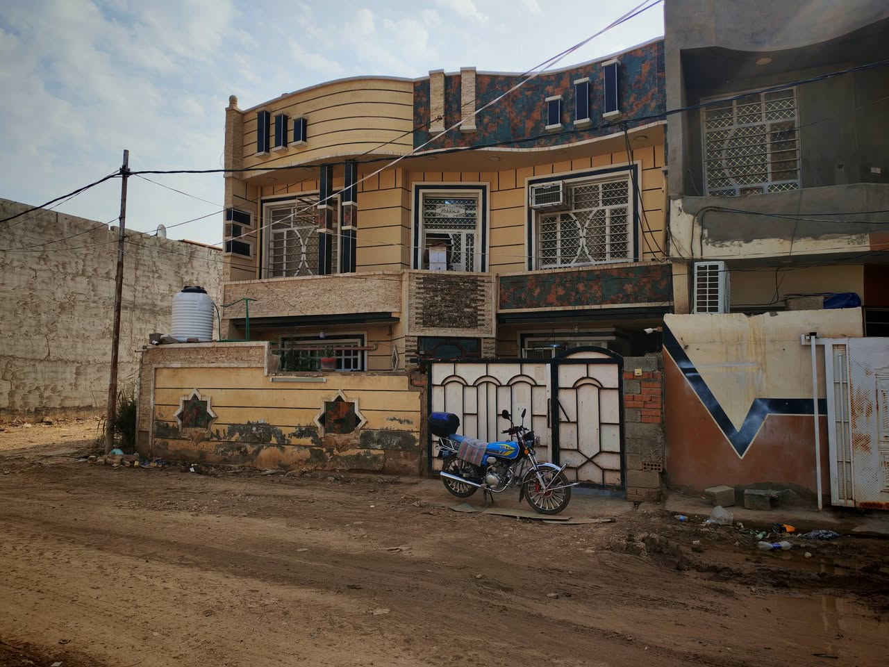 سلام عليكم بيت للبيع  سعر مناسب جدا للشراي بسعر قطعه أرض 
🌎المساحة 200 متر واجهه 10م نزال 20م طابو صرف
📌الموقع كاطون  الرحمه مقابيل جامع الأقصى مباشرتا 
👈خلف مول المصطفى يبعد عن شارع خمسين متر 
فقط كما موضح بالفديو 
🏠تفاصيل البيت مبني قاطين  بي 5 غرف واستقبال ومطبخ وكراج وصاله درج  وصحيات ومناور 
☎للاستفسار اتصل
📞 ***********
📞***********
✔️مكتب الشمس للعقار بعقوبة حي المعلمين
