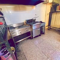 مطعم للبيع مساحته ٨٠متر وايجاره مناسب حدا مقارنة بالشارع ومحلات شارع ع...