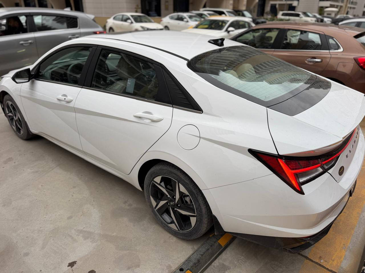 الانترا 2023 خليجي فوول مواصفات
استلام الشركه مكينه 2000 دوش 
بصمه وفتحه وتشغيل عن بعد وكامره 
السياره جديده كانما زيرو ماشيه 23 ألف فقط 
كفاله عامه بدون صبخ أو بارد او تبديل ولا شخط السياره بلزكات الشركه بعدها 
رقم بغداد باسمي عنواني بوابه العراق المنصور 
*********** 
سعر السياره 172 ورقه
