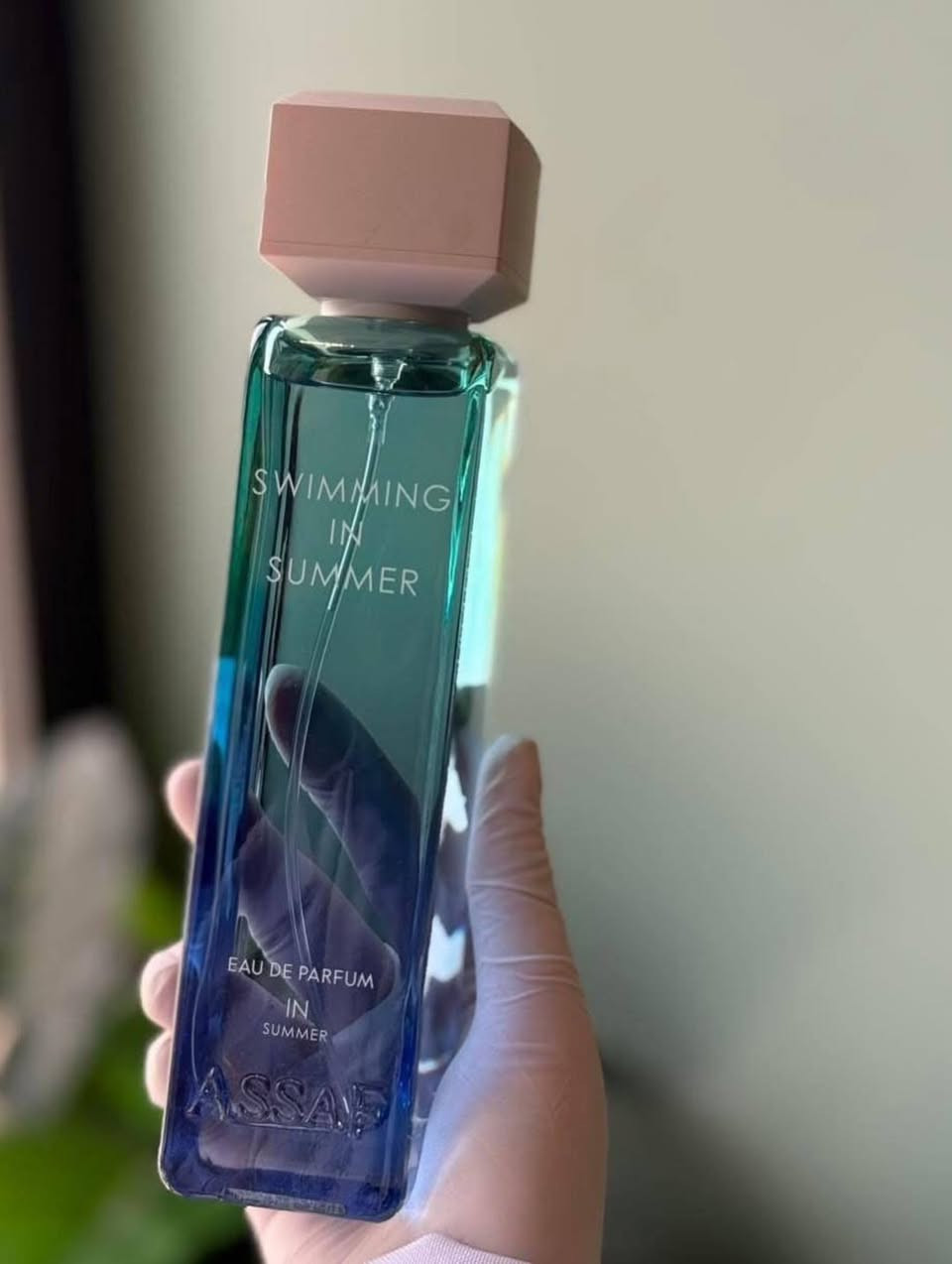 عطور سي بلو الصيفية من عساف (Assaf Sea Blue 🩵🌿Collection)، 

والتي تتكون من ثلاثة عطور مختلفة: 

Swimming in Summer، Copacapana، و Sea Waves. 

تفاصيل المجموعة

Swimming in Summer: عطر منعش يمزج بين نفحات الليمون والفلفل الأسود والماندرين مع قاعدة من طحلب البلوط والباتشولي والمسك، مستوحى من أجواء السباحة الصيفية.

Copacapana: عطر ينبض بالحيوية والجاذبية، يشتهر بكونه مستوحى من شاطئ كوباكابانا الشهير في ريو دي جانيرو.

Sea Waves: يتميز بنفحات بحرية طاغية مع لمسة حداثة فريدة من جزيء الأكوزون المائي، مما يمنح إحساساً بملوحة أعماق البحر. 

تأتي العطور بحجم 200 مل


**إذا كنت صاحب هذا الإعلان وتريد حذفه لأي سبب، رجاءا أرسل رسالة إلى الدعم الفني**