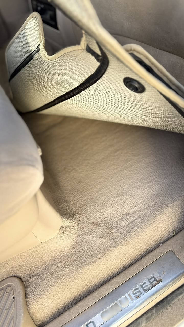 . السلام عليكم من بعد اذن الادمن 
لاندگروز 2014 جيهان اربيليه 
السياره ما اسولف واتعب بالنظافه گدامك مصورها 
فول مواصفات  بصمتين . فتحة سقف . تشغيل عن بعد .كشن سايق كهربائي . حساسات . شفط مري . ترحيب . رفع جام مع القفل . الخخ ….   
تخم تاير جديد 
سياره تركب وتطلع مابيها اي نقص 
السياره مكفوله كفاله گشر ضربه بارد صبغ ، فقط الجنطه الي موضح بالصوره مخليلك دائره حول الضرر 
محرك وگير شرط كفاله 
سياره على ايدي  ماشيه 220 
مكانها بابل الشوملي 
السعر 370 وبيها مجال بسيط  بسيط حيل للشراي . 
***********
