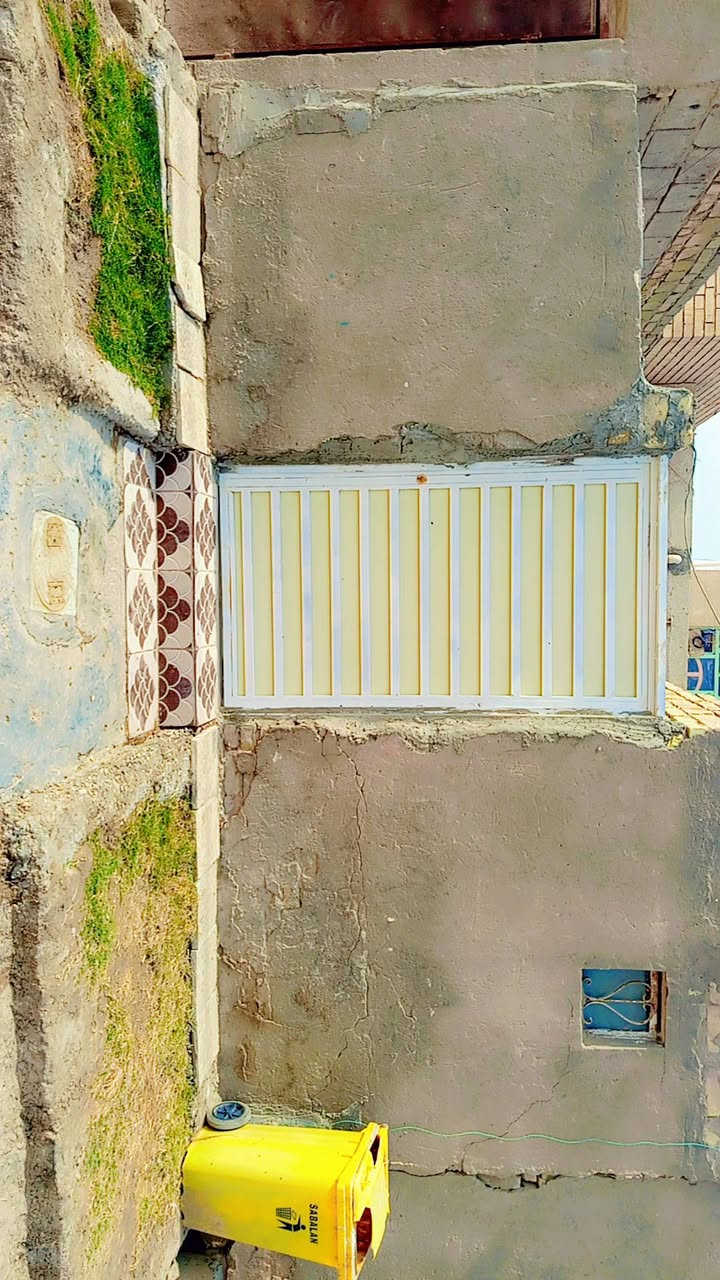 السلام عليكم 
البيت للبيع ١٠٠م عفك حي الشرطه  *طارمه  *صحيات  *استقبال  *مطبخ  *غرفه +منور 
* ملاحظه البيت ما مأخوذ عليه اسكان يعني تكدر تأخذ ترميم عليه 
للاستفسار ***********
