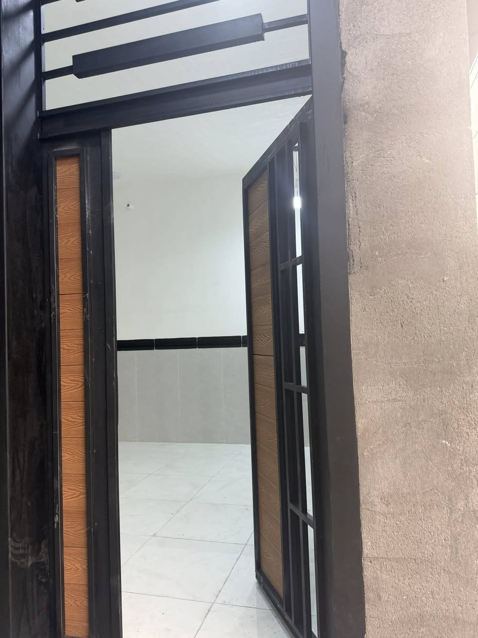 دار للبيع 
الموقع/حصن جعفر خلف المعارض
المساحه ١٦٠م
عمرالبناء /٢٠٢٦ حديث جدآ
طابقين كونكريت طابوق جمهوري 
خدمات كامله /تبليط -ماء-كهرباء 
يبعد عن شارع عام ٢٠٠م 
للاستفسار اكثر مراسله الصفحه أو الاتصال
على الأرقام التأليه :
***********
078198929
