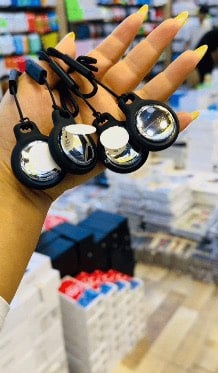 سلام عليكم راجع أتوفر من جديد 
جهاز تتبع 
السعر ٣٥ 
بي ٤ قطع 
يرهم عله جميع الجهازه 
يفيد أهل الدرجات 
 الحجز وتساب ***********
جهاز تتبّع ذكي (4 قطع)

الاستخدامات:

تعقّب المفاتيح، الحقائب، المحافظ، السيارات، الدراجات وحتى عربات الأطفال.

إصدار تنبيه صوتي لتحديد موقع الغرض المفقود ضمن مدى البلوتوث.

البحث العالمي عبر تطبيق Apple Find My للعثور على الأغراض المفقودة في أي مكان.

مناسب للسفر والاستخدام اليومي لتفادي فقدان الأغراض المهمة.

المميزات:

يعمل مباشرة مع تطبيق Apple Find My دون الحاجة إلى تطبيق إضافي.

بطارية قابلة للاستبدال (CR2032) تدوم حتى سنة كاملة.

تصميم صغير وخفيف (وزن 8 غرام فقط).

مدى بلوتوث فعال حتى 20 متر مع خاصية إصدار صوت للتحديد السريع.

يأتي مع أغطية سيليكون وحلقات تعليق لتثبيت الجهاز بسهولة على أي غرض.

محتويات الصندوق:

4 أجهزة تتبّع ذكية.

4 أغطية سيليكون واقية.

4 حلقات تعليق (Lanyards).

دليل استخدام متعدد اللغات.

طريقة الربط:

1. تأكد من أن جهازك (iPhone أو iPad) يعمل بنظام iOS  iPadOS الإصدار 14.5 أو أحدث.
2. افتح تطبيق Find My المثبّت مسبقًا على جهازك.
3. ضع جهاز التتبّع بالقرب من الآيفون، ثم اضغط على زر التشغيل في الجهاز.
4. سيصدر الجهاز صوتًا قصيرًا للدلالة على التشغيل.
5. على شاشة الآيفون، اختر "إضافة عنصر جديد" (Add Item) ثم اضغط متابعة.
6. عيّن اسمًا للجهاز واختر "تم" (Finish) ليصبح الجهاز جاهزًا للاستخدام.

الملاحظات:

البطارية CR2032 قابلة للاستبدال عند انتهاء عمرها.

في حالة عدم ظهور الجهاز في التطبيق، يمكن عمل إعادة ضبط (Reset) بالضغط على زر التشغيل 5 ثوانٍ حتى تسمع نغمة مزدوجة.

الغلاف الخارجي مصنوع من مادة ABS المتينة.

أبعاد الغلاف:

الطول: 10 سم

العرض: 14 سم

الارتفاع: 3 سم

لا يمكن توصيل المنتج الى كردستان العراق