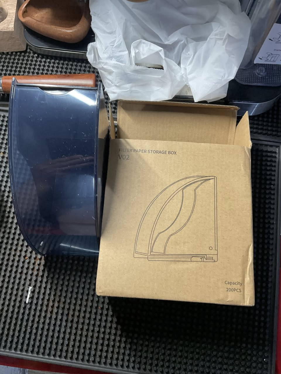 هذا المنتج هو حامل فلاتر القهوة من ماركة وان تو كابس (One Two Cups) موديل V02. 
مصمم لتنظيم وحماية فلاتر القهوة من الغبار والرطوبة.
يتسع لـ 200 قطعة من فلاتر القهوة المخروطية.
مصنوع من البلاستيك الأسود المتين مع غطاء شفاف لسهولة الرؤية.


**إذا كنت صاحب هذا الإعلان وتريد حذفه لأي سبب، رجاءا أرسل رسالة إلى الدعم الفني**