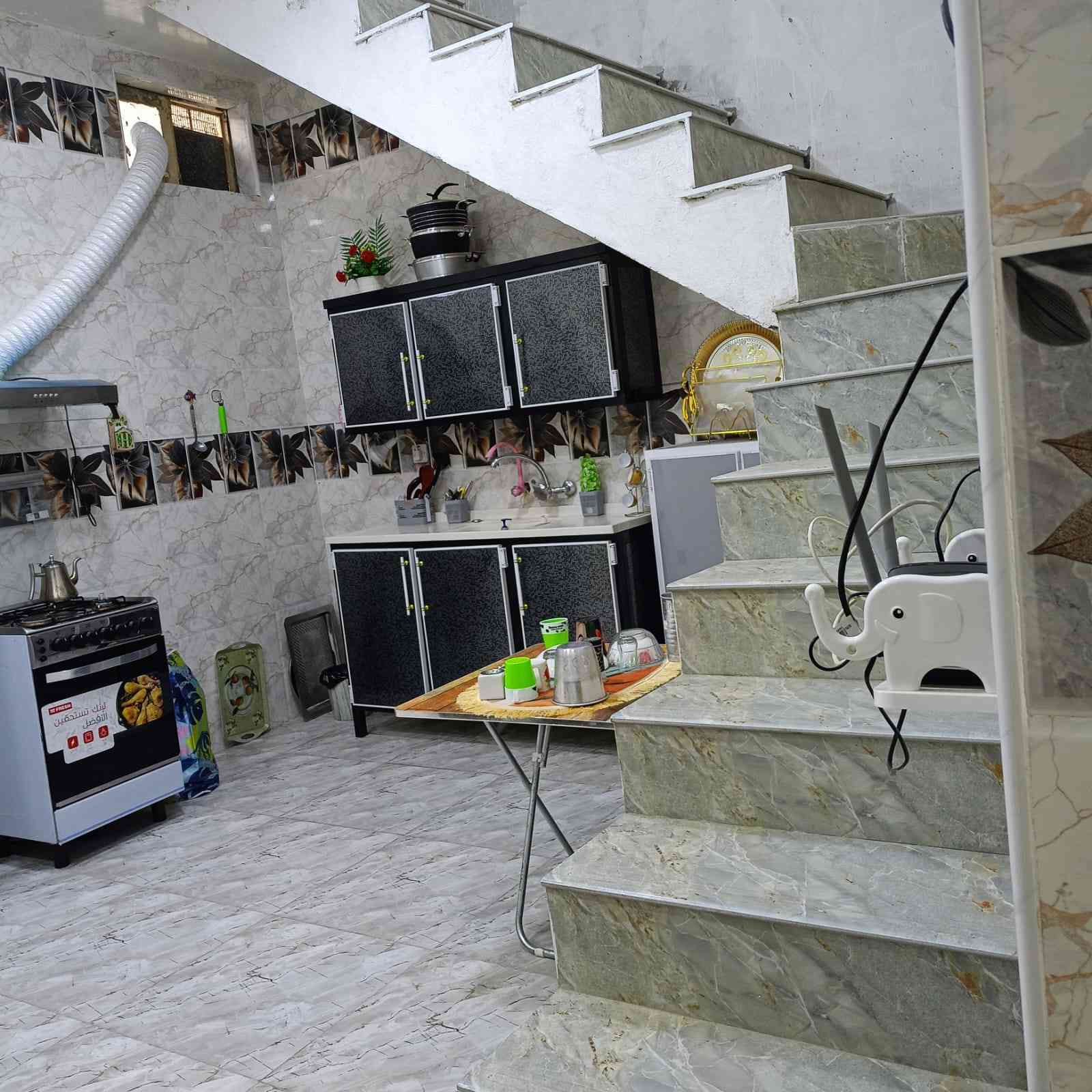 السلام عليكم.... دار للبيع في الكوفه المساحه ١٤٠ متر يحتوي على غرفه ومطبخ واستقبال وصاله وصحيات داخليه و خارجيه البناء طابوق الأساس صب والسقف صب.. 
العنوان الكوفه خلف مسجد السهله شارع معمل الدبس فرع الامام الرضا السعر ٤٧ وبي مجال ... 
الاتصال على الرقم *********** يوجد واتساب
