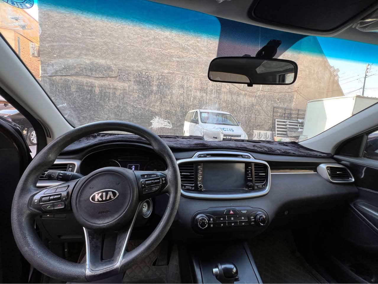 سورنتو 2017 امريكي السيارة
محرك 4 سلندر 2400
السياره حادثها جاملخ وبنيد سطحيات بدون شواصي ولا لغود مجرد تبديل
ماشيه 87mi 
السياره رقم اربيل باسمي تريد وكالة او تحويل حاضر
مواصفاتها ستندر
7 مقاعد محور 5
مثبت سرعة
شاشة
لدات حاجب
زينون
حساس اطار
مكفول كيرها والمحرك
السيارة نظيفه بمعنى الكلمه
 واستخدام شخصي على ايدي 
اريدها ب160 بدون مراوس
***********
*********** البصرة, العراق
