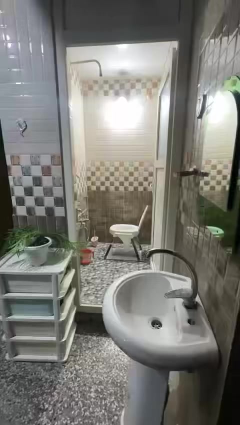 بيت ١٠٠ متر طابقين
متكون من ٣ غرف نوم 
مكانه حي المصطفى مقابيل مستشفى الكفيل بالصوب الثاني عامود ١٣٧٢
البيت كامل مكمل كل نقص مابي
 رايده ب١٧٥ مستعجل عل بيع 
***********
