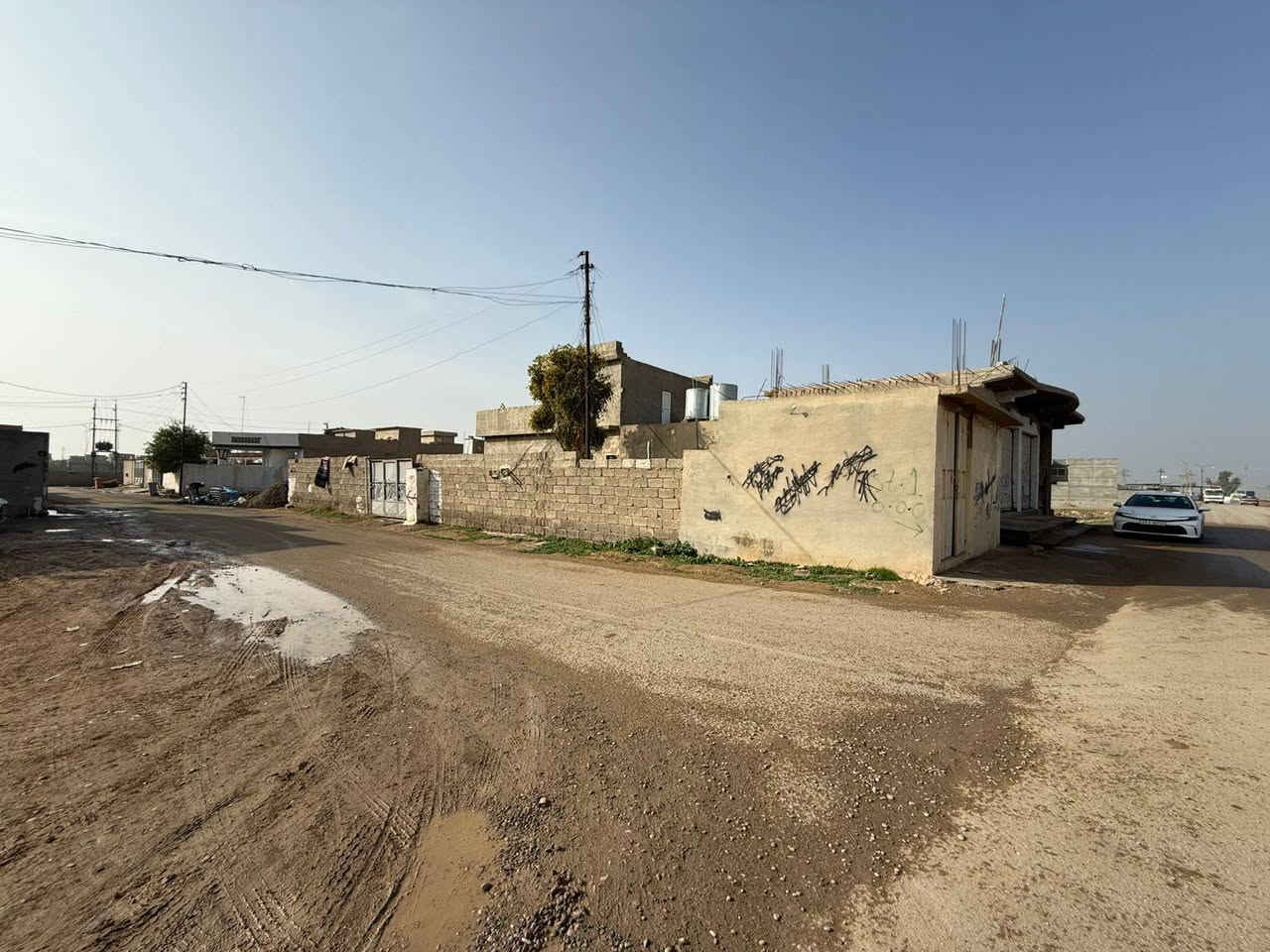 📌للبيع
بيت مع محلات عدد (4) مع قطعة أرض ركن المساحة الكلية (550)م 

📍الموقع قرية الابراهيمية (الدودح الجديدة) قرب سيطرة السايلو على الشارع يبعد عند السيطرة 100م

الخدمات كاملة( ماء كهرباء بير ارتوازي تبليط)

البيت مساحة البناء أكثر من( 200)م بناء عام 2010

المحلات للايجار مع وارد شهري مع إمكانية بناء شقة للايجار فوق المحلات واكو درج خارجي كامل.

السعر (100) مليون وبي مجال.

للتواصل ***********
