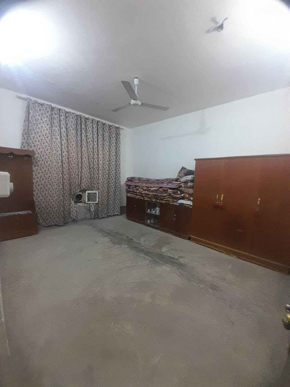 بيت للبيع مساحته 500م طابو زراعي سند 25غرفتين نوم واستقبال ومطبخ وصاله وهول وصحيات بناء بلوك 
العنوان بغداد ابو غريب الناحيه البستان للاستفسار على الرقم 
***********بي واتساب 
السعر 155وقابل للتفاوض
