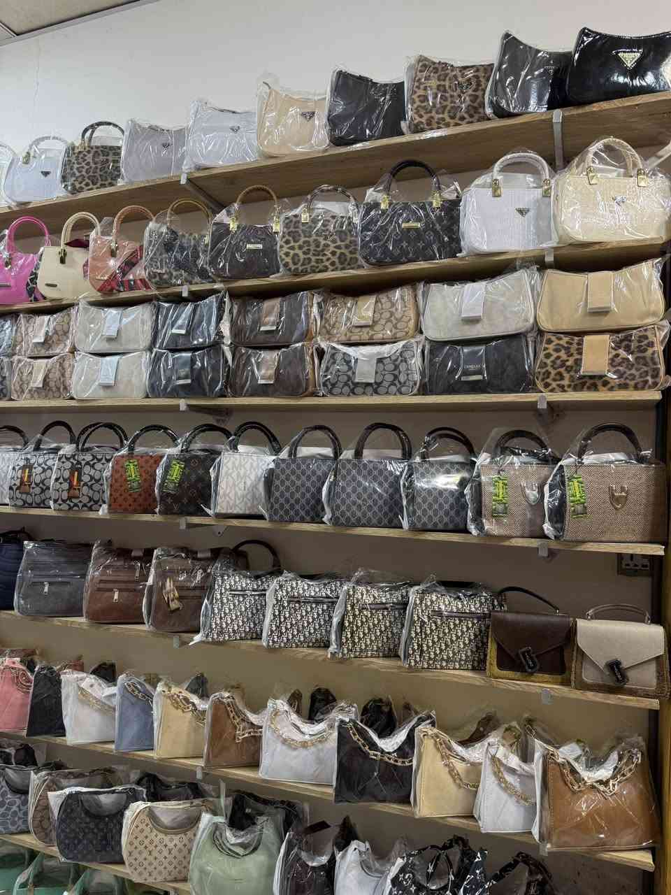 #جميع الأشكال والألوان للعيد 
#جميع الحقائب ب 5. فقط 
هيت حي الجمعيه شارع حامي حميد مقابل مجمع الملكه 
***********
