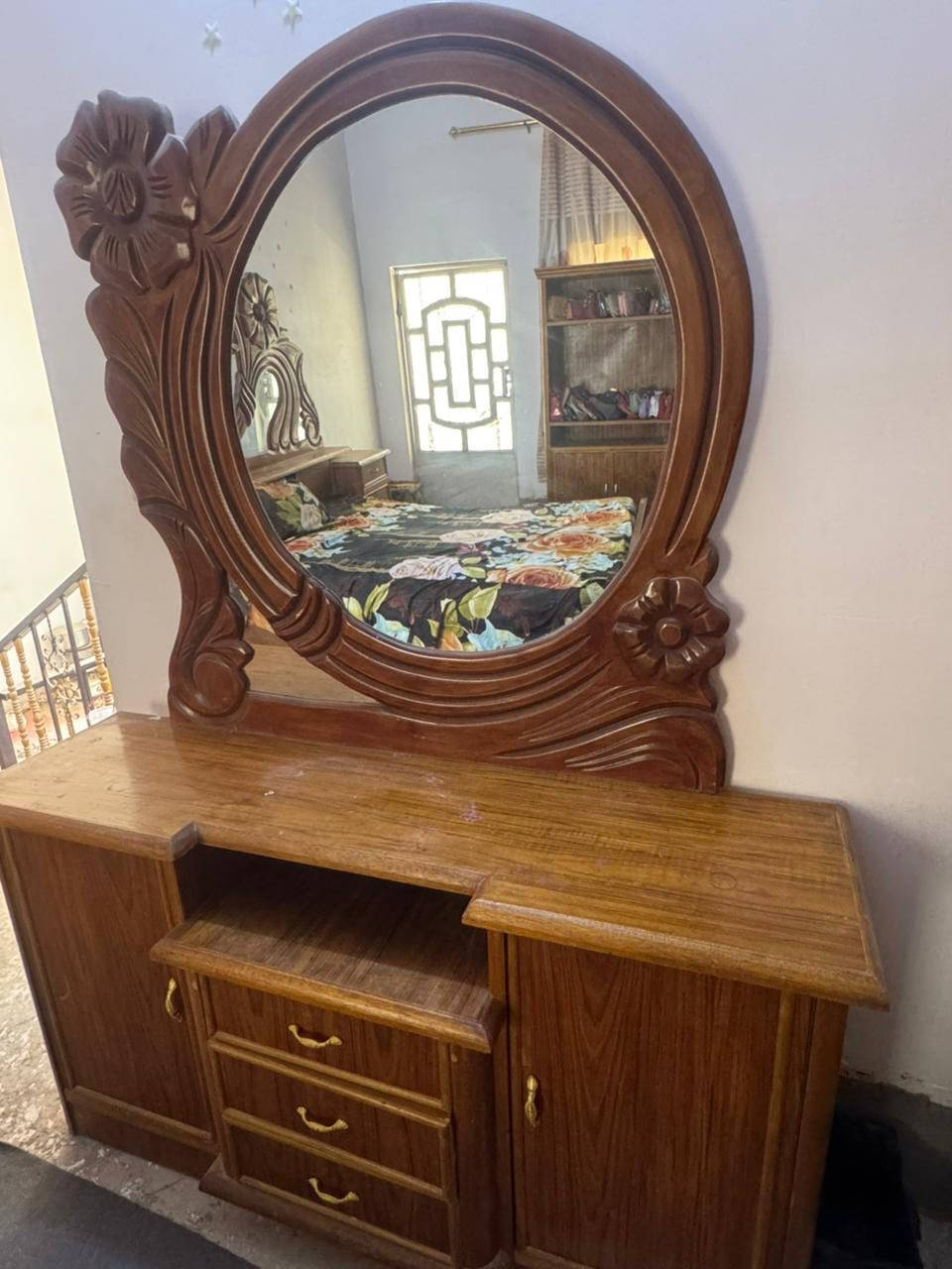 السلام عليكم غرفه نوم صاج اصلي درجه اولى نظافه فول لاكسر ولا شخوط  6 بوب وملحق بعد احلا من الصور سعر مليونين وبيهة مجال للاستفسار ***********
