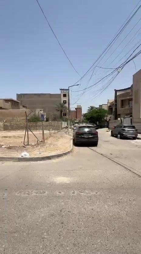 فرصة مميزه للبيع ٦٠٠ مترللبيع
المساحة من ٥٠ متر الى ١٠ متر 
النزال يبدي من ١٠ متر الى٢٠ متر
📍الموقع بغداد حي القاهر الضباط
للاستفسار ***********
