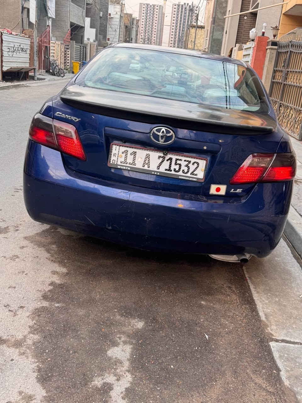 كامري 2007 وارد امريكي مكينه 2400 السياره مابيها نقص حادث امريكا جاملغ وباب صفحه السكن وهنا بيها طخه بين باب السايق والجاملغ يعني بيها 5 قطع صبغ والسياره بيها جراد واني مسويلها عازل للارضيه وللصندوق وسعرها 
$8500 وبيها مجال للاستفسار  مكاني بغداد حي الجهاد
*********** بغداد, العراق
