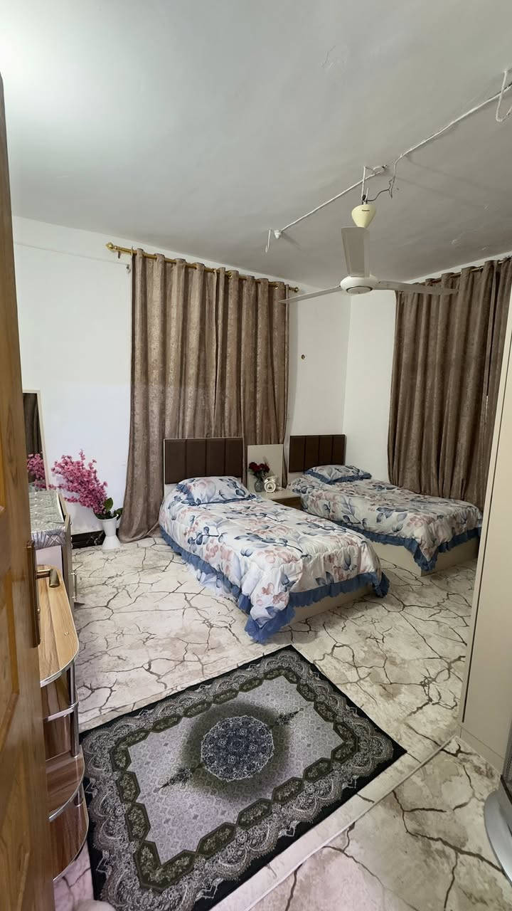 بيت 200 متر في حي الجزيرة للبيع او المراوس ب 100 طابقين بناء جديد يحتوي على مشتملين تكدر بعد ما تشتري البيت تأجرهن او ترهنهن المشتملات  وباقي البيت تسكن بي البيت طابقين يحتوي على 6 غرف مع المشتملات عرض الشارع 8 قريب على السوق

للاستفسار
***********
