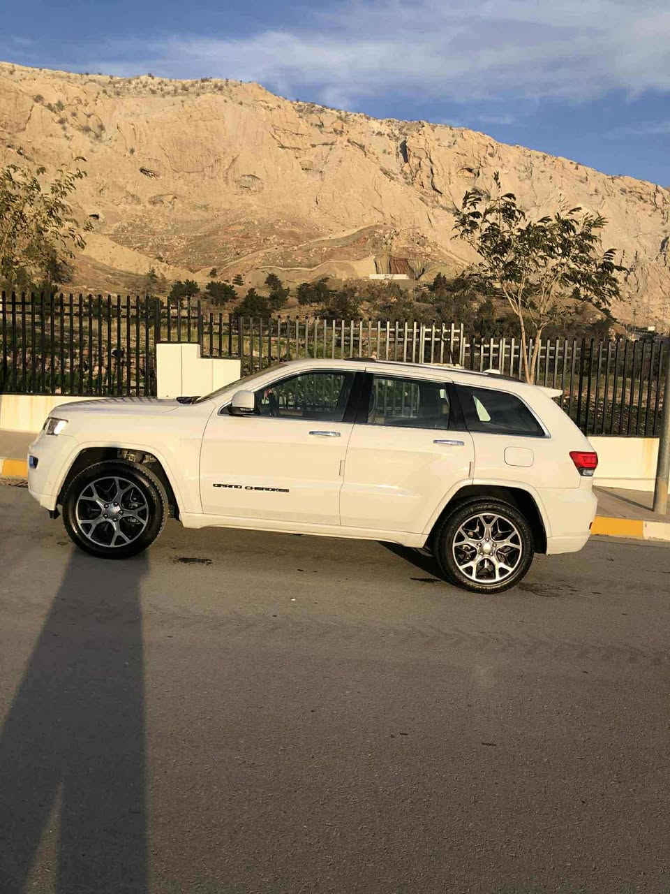 جيب شيروكي اوفرلاند
موديل ٢٠٢٠
السيارة رقم السليمانية باسمي 
بدون صبغ
تبديل باب السائق 
عداد المسافة ٤٧ الف ميل
تشغيل عن بعد
صندوق كهربائي
سقف بانوراما قطعتين
داخل لون مش مشي المرغوب
مانع انحدار 
كشنات اثنين كهرباء
رادارات جانبية
نظام تزحلق فورويل
و كثير مواصفات اخرى
مكان السيارة: قضاء دربنديخان 
الاتصال بالرقم:***********
 انتهاء السنوية ٢٠٣٠
مكلف بالنشر 🙏🏻🙏🏻🙏🏻🙏🏻
السعر عن طريق رقم الهاتف ☝️☝️ فقط
