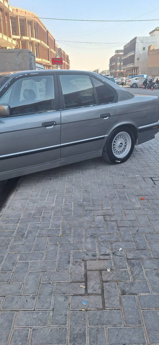 سەرەتا بەناوی خوا ئەم سەیارە بۆ فرۆشتن BMW 525 مۆدێل 1993مەکینەی 525 عەدل گێڕ عادی دوجام کارەبا پێش پان پێش و پشتی کەپسە هیچ لێدراوی نییە چوار تایەو ویلی مووشەبەکی لۆک لۆکی لەژێرە  سڵایت بەس ئیش ناکات هەمو شتێکی لەسەر بیلاد ماوە تەنانەت ساڵۆنسای هەر بیلاد خۆیەتی نەگۆڕاوە دەعم و لێدراوی نییە سەنەوی و وەکالەشی لەگەڵە .هەموو شتێکی بەشەرت گێڕ . مەکینە ئەکسل مووس بڕاوە لێدراو هەر هەمووی بەشەرتە.
نرخی تەنها 35 گڵاو مەجال
*********** واتساپیشی لەسەرە
