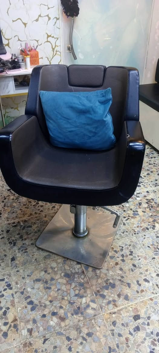 غراض صالون للبيع 
المرايات ٢ وكراسي ٢ ومغسلة وفاترينا  وقنفات شلعة وحدة 
بغداد الغدير ميسلون 
***********

