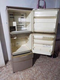 ثلاجة نضيفة • شغالة • قرب سوق النبي يونس