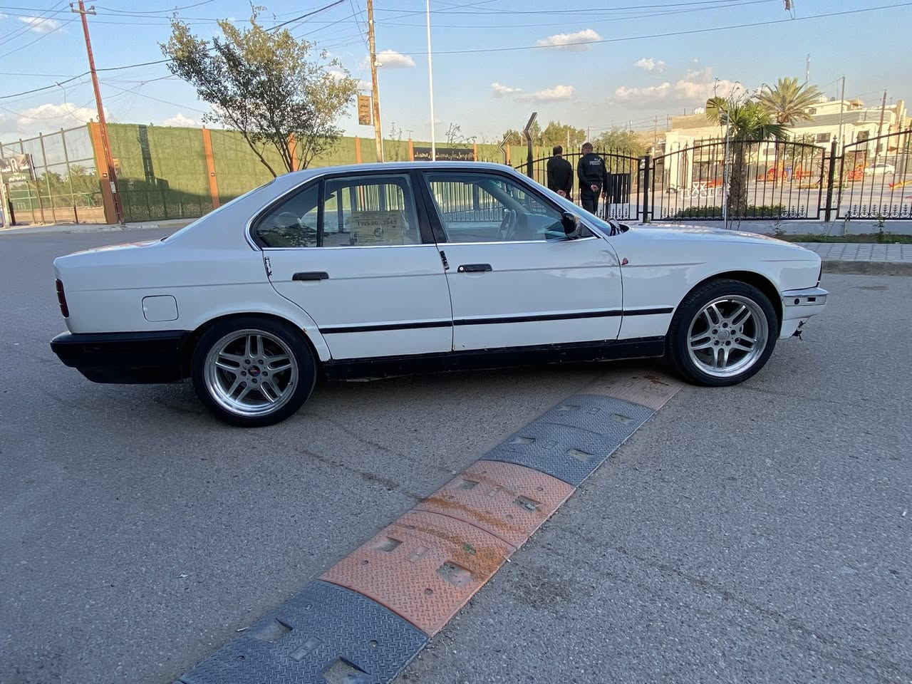 للبيع فقط 520 مفتوح كير اوتو
موديل1990
صدر امامي خلفي جديد
ويل ام وتخم تاير جديد 
السياره بدون حادث ولا خياس 
4 جام كهرباء 
كهربائيات ع البلاد بعدهن 
رقم بغداد سنويه جديده وهزه جديده بسمي 
تحويل مباشر مكاني بغداد السيديه 
السعر 43 وبيها مجال 
***********
