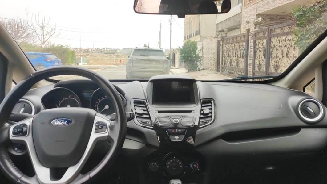 فۆرد فێستا 
مۆدێل ٢٠١٦
 شاشە گەورە 
گێڕ ئۆتۆماتیک 
ناو حەفت ڕەنگ
 چار جام کارەبایی
 بلاجیک تۆر
 سوکان ڤۆلیۆم
 تەحدید سورعە
 دژە خلیسک
 دوو سویچ
مەکینەی نەکرایتەوە ١.٦ 
تەبرید سارد و گەرم
 سەنەوی تا ٢٠٢٨ نوێیە هەزەی نوێیە.
بەس بۆنیدی بۆیاغە لەگەڵ چاملغەکی پێشەوەی ساردە کوتە ناوەوەی نەگرتیە  پەڕەشوتی نەتەقیە.
نرخی ٨٢ و معامەلە
ژ.م :  *********** أربيل, العراق
