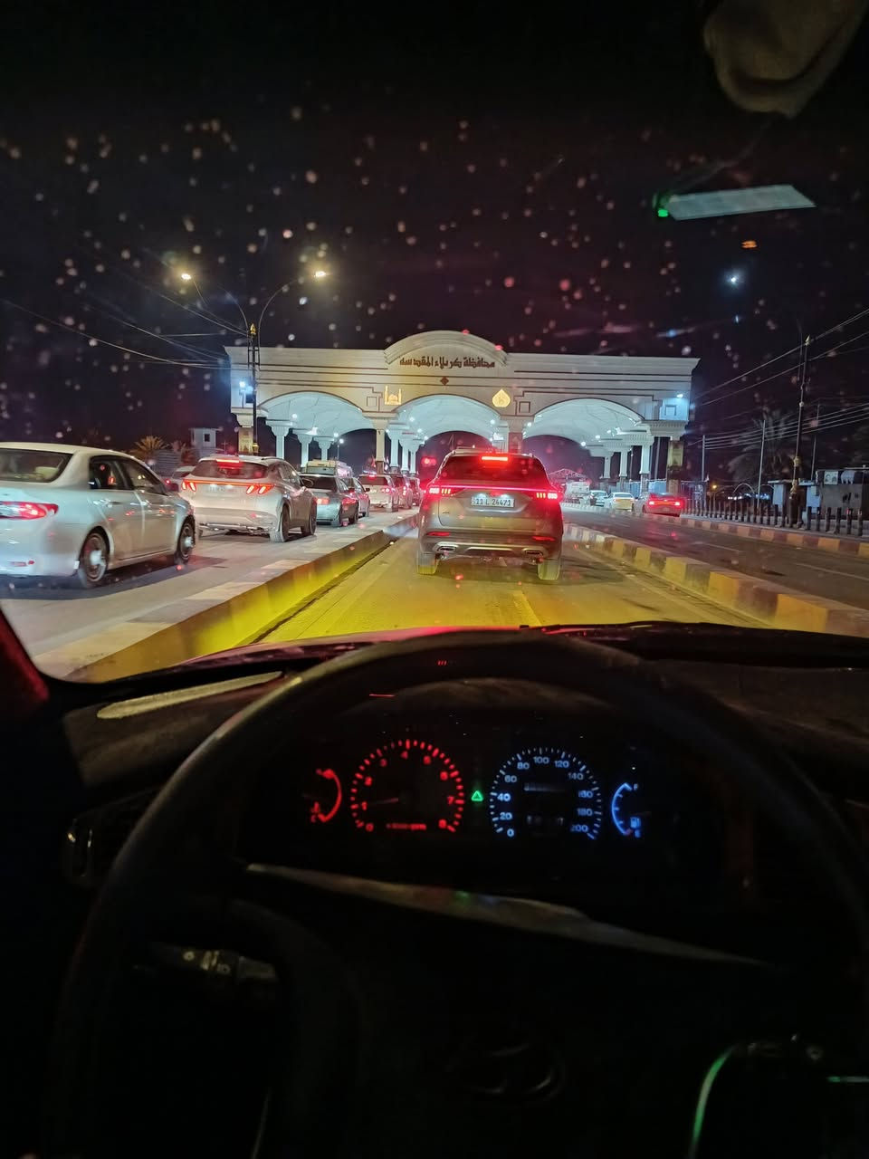 السلام عليكم
سوناتا تو موديل ٩٣ 
سيارة مصروف عليها بيها تخم تايرات جديد كير اوتو جديد جوزة صباحية جديدة فيش اير فلوس و ايسي جديدة اير فلو جديد صالنصة من طول للطول جديدة هيه و الهزاز مالتها مراوح رئيسية و مروحة تبريد جديد خرسة مابيها حماوة كمبريسر شغال نقص غاز فان داخلي شغال فريز داخلي نضيف دشبول مغلف كنتارا سستم سماعات خرافي ب ٧٥ الف و بروجكترات زنون قويات مكينتها ١٨٠٠ مفتوح ناعم . 
نقصها اذاين كير و مكينة و نقص دعاميات وبيها خربطة من وهيه باردة نوزل فيتبم موديتها لان سيارة ماشية عندي و حتى محافظات اطلع بيها كربلاء ديالى متكول اخ راسي كله ١٤٠
بيها طخة بالجاملغ الخلفي بدلت بكلايت بس مصلحت الضربة على وضعها موضحة بالصورة. مكانها بغداد الكاظمية ب ٣٥ 
 *********** موجود واتس اب
