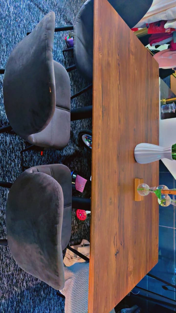 السلام عليكم ميز طعام 6 كراسي للبيع نظيف جداً خشب سعر 130 الف ***********
