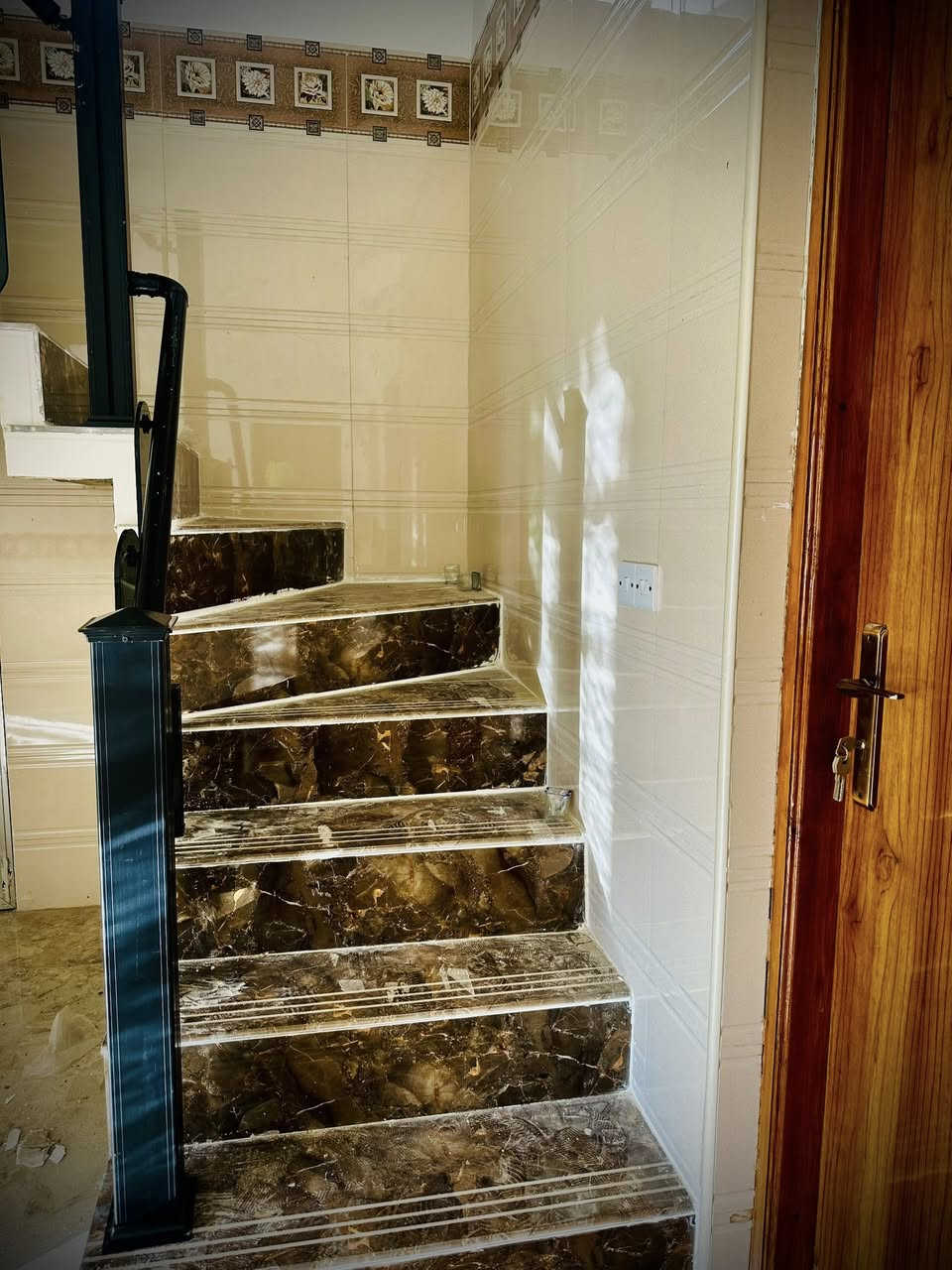 السلام عليكم يتوفر بيت مساحه 240 بيت ومشتمل البيت الاو ل يتكون من مطبخ صاله واستقبال غرف نوم عدد 2 وحده جوه وثاينه فوك وحمام وحده ومنور وصحيات عدد ثنين داخلي وخارجي ول مشتمل يتكون غرفه نوم مطبخ استقبال وحمام وصحيات داخلي وخارجي يعني  يفيد ل عائله جبيره يتكون من بيت ومشتمل نفس ما كلت سابقا طابو صرف باسمي تحويل مباشر 
موقع ل بيت قرب شارع ل كرينات شارع ٦٠ ل عام ومدخل ثاني له من شارع مكاتب رئيسي 
البيت موقعه ركن شارع مالته عرضه ١٥ متر ومصور كذالك 
بناء حديث وكآمل عل اخير توفر يمه كامل خدمات من كل شي 
للاستفسار 
***********
