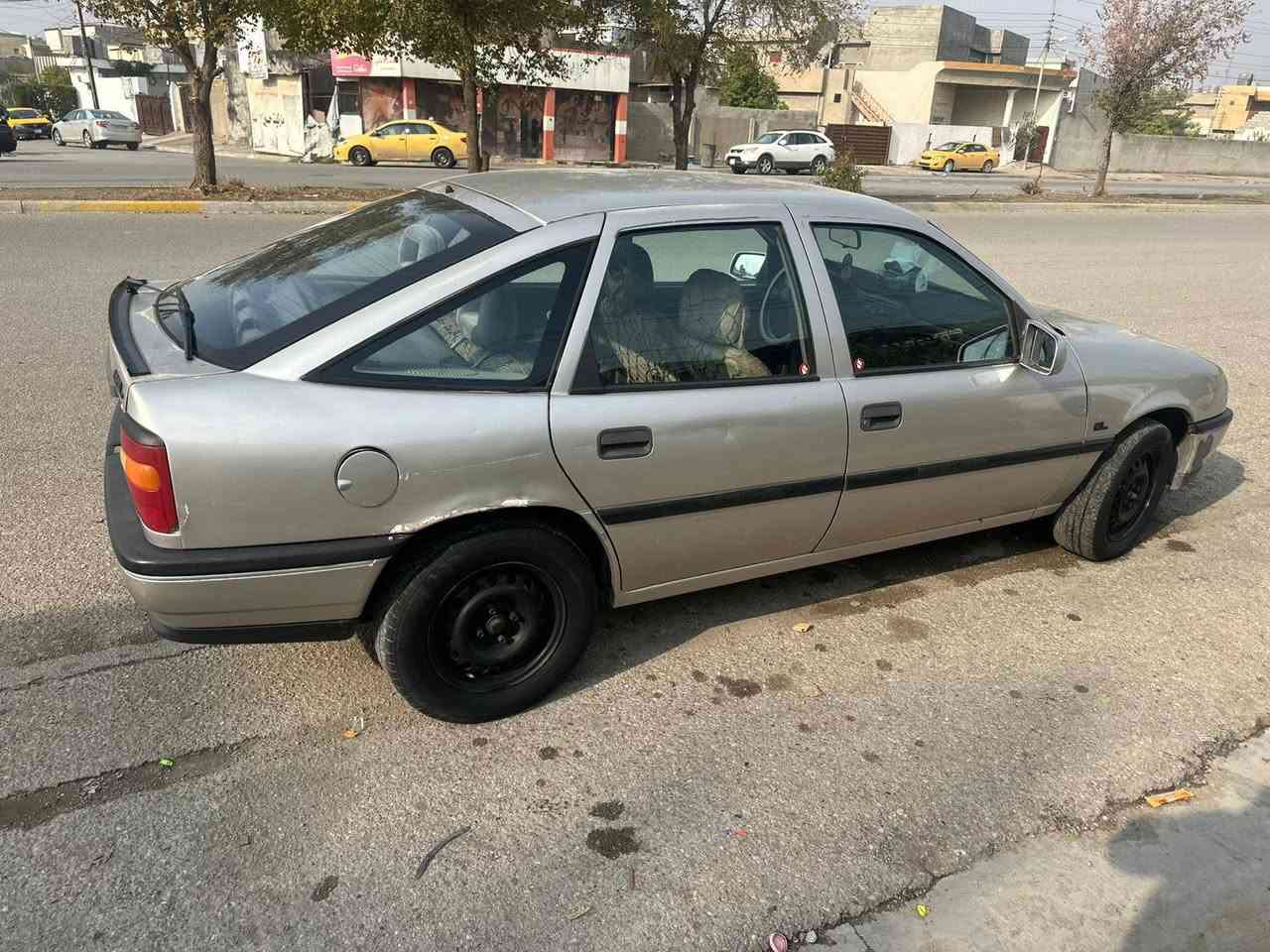 سلام عليكم 
اوبل فيكترا موديل 1992 سنوية ساقطة صارلها سنة ونص 
شرط التحويل و الغرامات 
بيها دفتر بنزين 
سيارة حلوة و نظيفة
سعر 45 و بيها مجال
اتصال ***********
