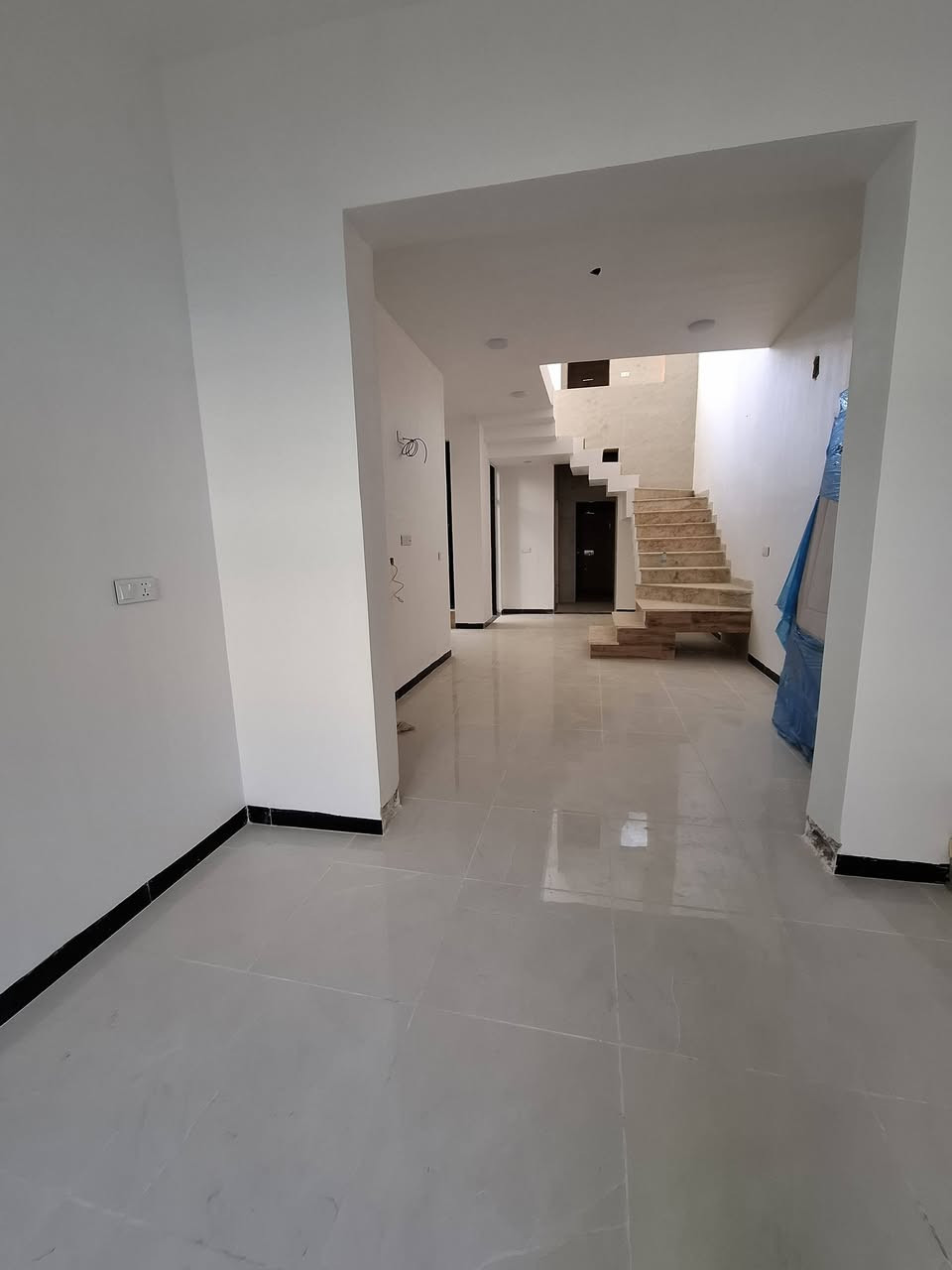 السلام عليكم من رخصة الادمن 
دار للبيع طابقين 
مساحة 150م
3 غرف نوم 
طابوا زراعي سند  ٢٥
تشطيبات اخيرة 
موقع مميز  قريب جدا من جسر بته
للاستفسار الاتصال على الرقم 
***********  واتساب او اتصال
