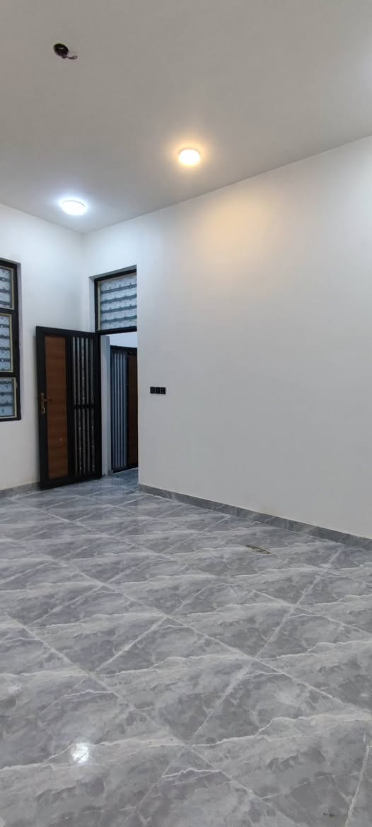 بيت ركن وجهين عله شارع 30
المساحه / 115 متر بالاسكان الصناعي قرب الحولي 
البناء حديث //  يحتوي عله غرفتين نوم وصاله ومطبخ وصحيات داخليه وخارجيه ومنور 
السعر والتفاصيل اتصل ***********
