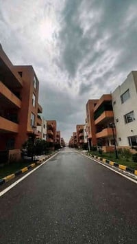 عندي شقه واصل 15مليون  طابق اول سعرها 34بيها مجال معه تحويل وضريبه كله...