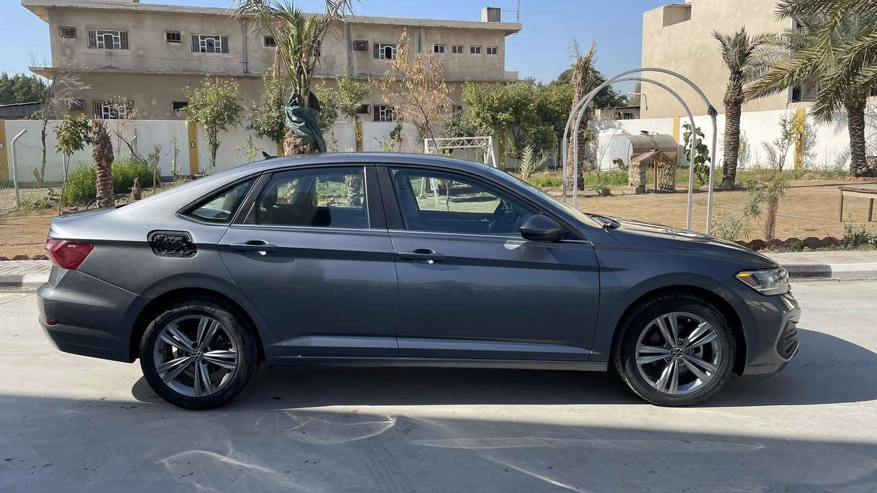 جيتاSE2024للبيع
سيارة نضيفة مابيها نقص 
صدر امامي جديد وتخم تايرات جدد 
سيارة حادثها باامريكا جاملغ الخلفي جهة السكن مرجع ومصبوغ وسيارة مكفولة من الكص والحوض مرجع بارد مابي كص وشواصي مكفولات 
سيارة ماشية35الف ميل 
سعر:160وبيها مجال بسيط 
الرقم:***********
