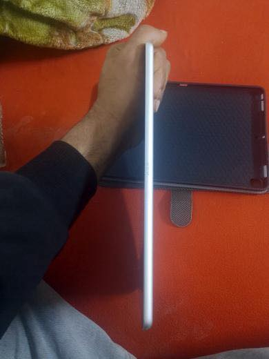 السلام عليكم ، ايباد ٩  (سعر ٢٠٠ وبي مجال)
ذاكرة ٦٤

بطارية فوك ٨٥

غراضه كامله كارتونه وشاحنه وكفر دفتري هدية

،، الدكمه الجوه عطلانه

ومبدل كلاس فقط 

الجهاز جديد الله شاهد مابي اي خلل تجي وتفحص وتشوف  

تواصل خاص او رقمي *********** بي واتساب 💗
