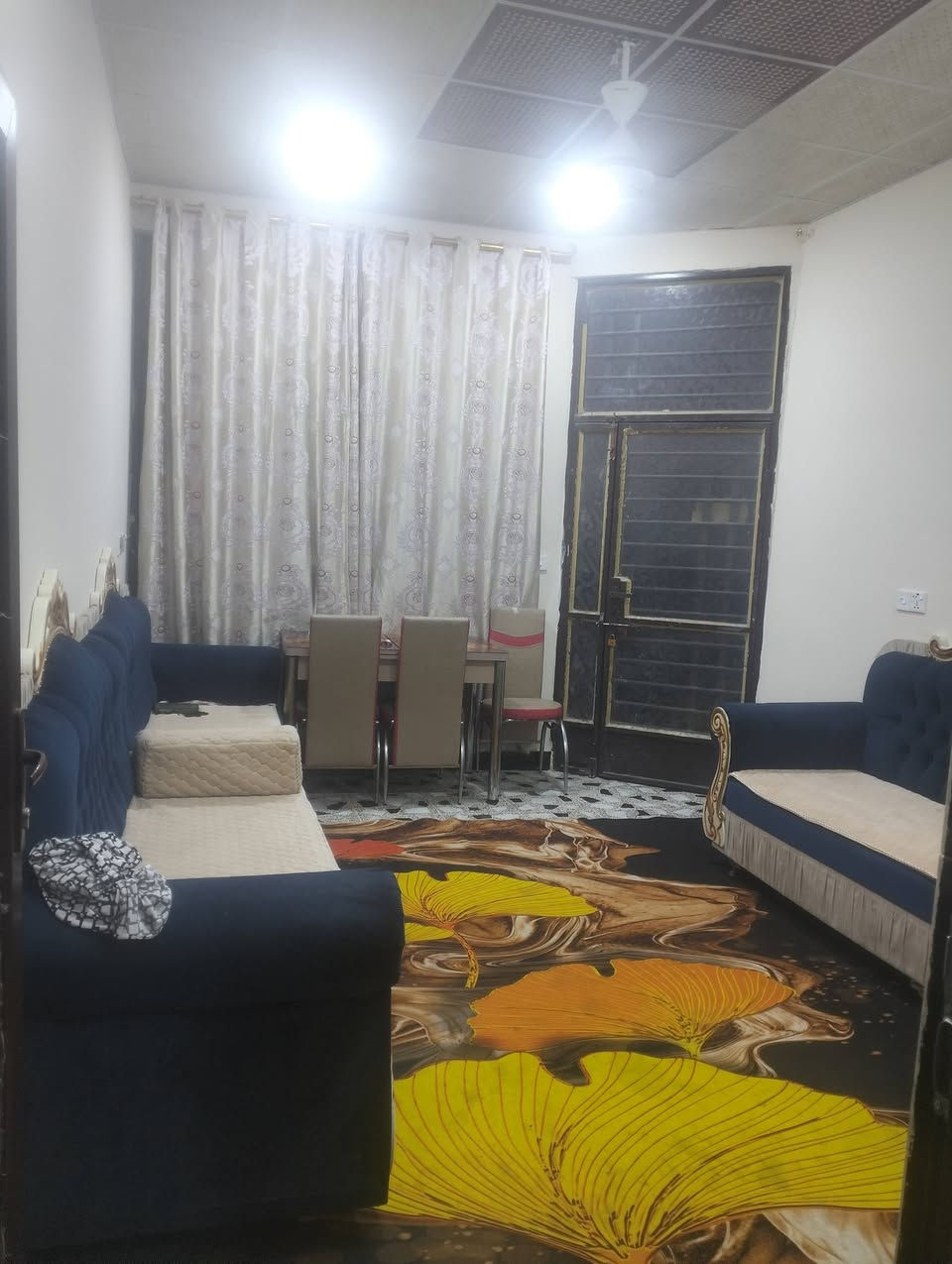 بيت للبيع في باب الدرب 100 متر طابق واحد والطابق الثاني بي حمام وغرفه مامسكفه بناء حديث درجه اولى. قرب مدرسه مريم جدا قريب السعر مناسب كلش قريب عالشارع العام
***********
