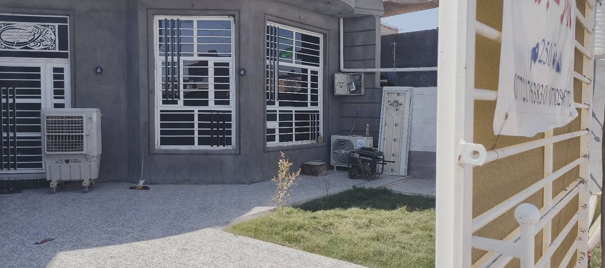 السلام عليكم 
الدار للبيع
 يتكون من طابقين بناء طابوگ 
الطابق الارضي 
يتكون من استقبال وكلدور وصالة ومطبخ وغرفة نوم عدد2  حمام+تواليت داخلي وتواليت خارجي ترك ومنور وگراج وحديقة

الطابق الثاني غرفة نوم عدد 2 صاله + حمام وتواليت مأسس ماء وكهرباء نقص فقط ارضية واللبخ
 
حواس شارع التجار 

رقم صاحب الدار ***********
