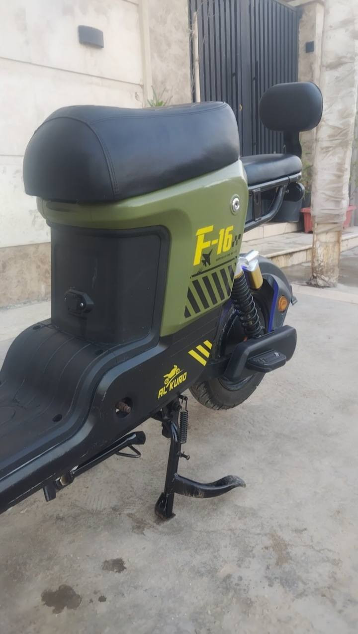 السلام عليكم دراجه شحن F16
دراجه نضيفه وكامله مابيه اي نقص 
5 بطاريات كبار الاصلي
وياه شاحنه الاصليه مالته وبصمه وسويج 
 كهربائيات شغاله بيه نضام Pبارك ونضام R بك
لايت زنون ثلجي عالي ناصي مري اصلي 
تايرات جدد الدراجه نضيفه جدا والنضافه امامكم

السعر 350 الف 
العنوان بغداد الامين 
رقم الهاتف *********** موجود واتساب
