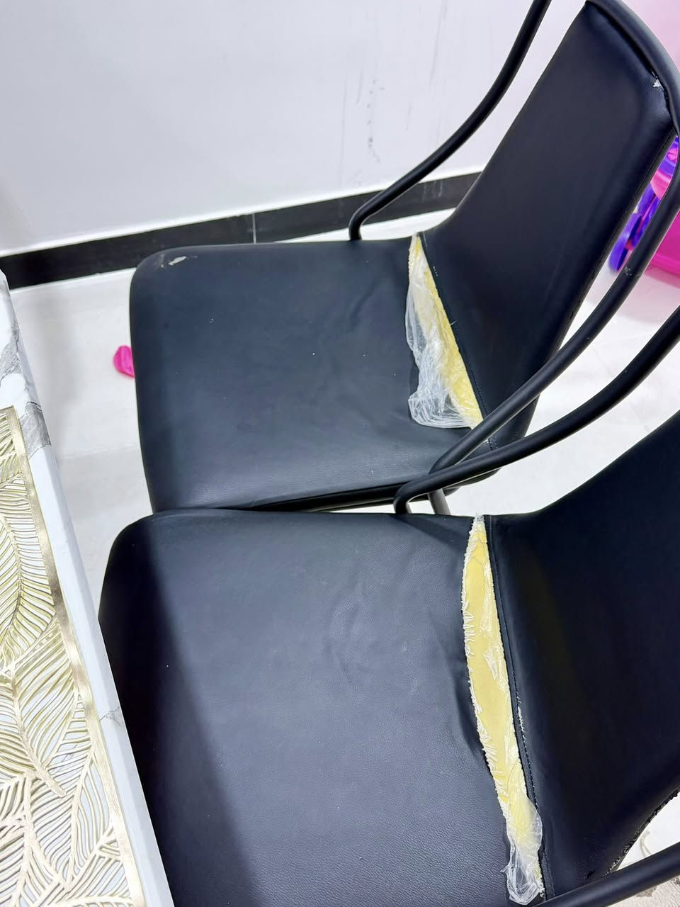 طاولة طعام مرمر بورسلين تركي ثقيلة وتكمة من الجشعمي ماخذتها الارجل حديد طبعا شبه جديدة استعمال ٤ اشهر فقط بسبب سفر للدراسة
قياس ٨٠سم*٨٠سم 
اريد ابيعها والكراسي هدية وياها ٢ ماخذة الواحد ب٨٠$ يحتاج فقط تصليح بسيط الجلد هيج وضعه بسبب عدم الاستخدام ومتروك بالمخزن 

اريدها بـ٢٤٠ الف وبيها مجال بسيط (للعلم ماخذة بس الطاولة  ٣٠٠$ بدون كراسي)


**إذا كنت صاحب هذا الإعلان وتريد حذفه لأي سبب، رجاءا أرسل رسالة إلى الدعم الفني**