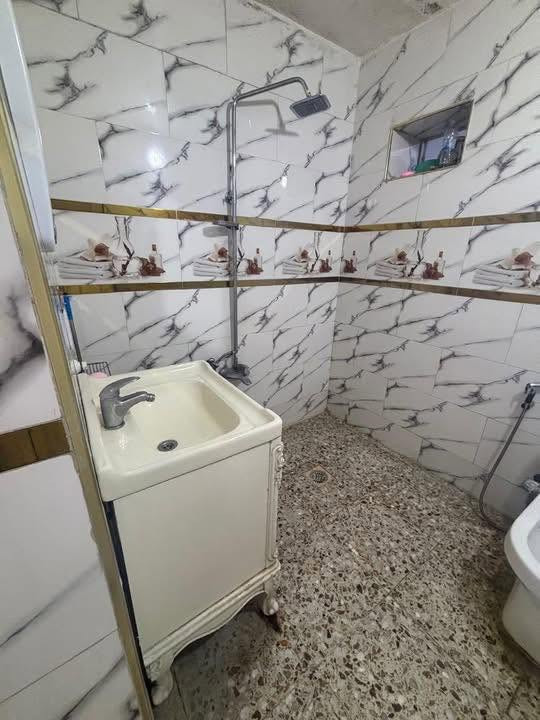 ⸻

🏡 دار للبيع – موقع مميز

📍 العنوان: شارع المغرب / نجيب باشا
📐 المساحة: 147 متر
📏 الواجهة: 5.65 متر
📏 النزال: 26 متر

🔹 تفاصيل الدار:
 • 3 غرف نوم
 • صالة
 • مطبخ
 • 3 حمامات

🔸 موقع هادئ وقريب من جميع الخدمات

📞 للاستفسار:
***********
