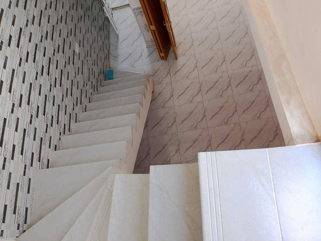 بيت اللايجار 100م
غرفه صاله مطبخ ستقبال حمام

نجف حي النداء شارع المجمعات قرب جامع الاحسان

 الأرضيه كاشي سقوف ثانويه 

تانكي خط مولد خط وطني جاهز 

سعر الأيجار 250

نضافه 100%100 

للاستفسار ***********
