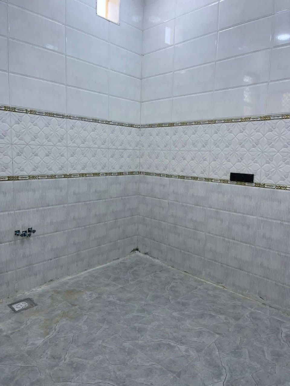 واسعد الله اوقاتكم بكل خير احبتي
***********
يتوفر دار سكن للبيع 

المساحه لكليه 100 متر مربع  ركن على شارعين كل شارع 10 متر 

نوع العقار طابو زراعي عراقي 

سند ٢٥ ول مالك عراقي تتكاتب ويا ابوالطابو مباشرتا

يتكون من غرف نوم عدد 2
استقبال 
صاله
مطبخ 
 مجمع صحيات داخليه وخارجيه 

البيت كامل من جميع الملحقاته 

بناء جديد 2025

فارق جاهزة للسكن تستلم بيتك عند المكتبة مباشر 

العنوان البصرة قضاء ابي الخصيب 

ابو كوصره غرب مدرسه الفتكار 

تبعد مسافة عن شارع ابو كوصره 100 متر 

منطقة روعه جميع الخدمات ماي كهرباء شارع 10 متر 

السعر  58وبي مجال

للاستفسار لاتصال ***********
