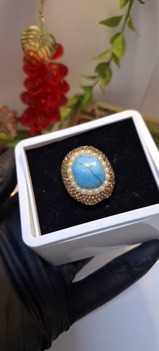 خاتم الفيروز مع اللؤلؤ من اجمل الخواتم المتوفره 
يُعرف الفيروز بأنه "حجر النصر" و"حجر التفاؤل"
 وله مكانة خاصة في الثقافات العربية والقديمة.
يجلب الطمأنينة ويساعد في تهدئة الأعصاب وتقليل التوتر والقلق.

 يعزز من قدرة الشخص على التعبير عن نفسه والتحدث بوضوح أمام الآخرين.

 يحمي صاحبه من "العين" والحسد والطاقات السلبية.

يعتبر الفيروز رمزاً للرخاء والنجاح، وهو حجر يتماشى مع مختلف ألوان البشرة مما يجعله من أكثر الأحجار الكريمة تفضيلاً في صناعة المجوهرات الراقية.

نصيحة للعناية بالخاتم:
الفيروز حجر مسامي، لذا يُفضل إبعاده عن العطور، المنظفات الكيميائية، والماء الساخن للحفاظ على لونه الزاهي وبريقه لسنوات طويلة.

سعر القطعه 8,000 فقط🔥
توصيل بسماية 1,000

الخاتم فري سايز🔥


**إذا كنت صاحب هذا الإعلان وتريد حذفه لأي سبب، رجاءا أرسل رسالة إلى الدعم الفني**