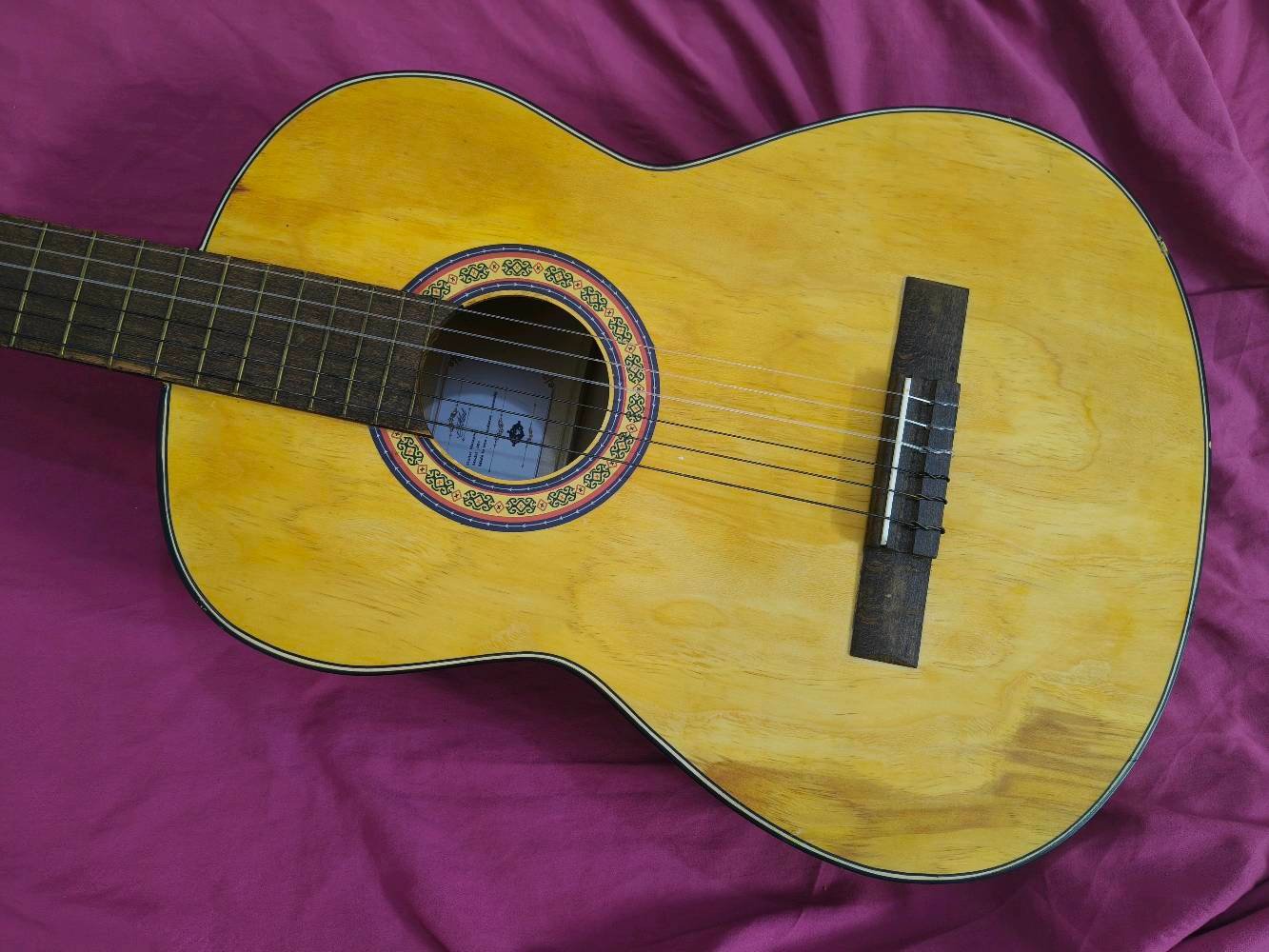 كيتار ماتابور (Matapour) كيتار كلاسيكي نظيف جداً "أخو الجديد" للبيع 🎸
للي يدور كيتار مرتب وصوته دافي ونقي، عندي هذا الكيتار (Matapour) الإيراني الأصلي (صناعة سنندج) موديل 001.
ليش هذا الكيتار لقطة؟
الحالة: نظيف جداً واستخدامه قليل جداً، وبدون أي خدش أو تشوه نهائياً (تگدر تگول أخو الجديد).
الخشب: خشب طبيعي أصلي ومتين، معروف بقوة تحمله ونغمة صوته المميزة.
الحجم: حجم كبير (Full Size) ومريح جداً بالعزف، سواء كنت مبتدئ أو محترف.
الملحقات: يجي وياه جنطته (الحقيبة) الأصلية مالته.
المنشأ: ماركة ماتابور غنية عن التعريف بجودتها للتعليم والعزف الكلاسيكي.
السعر: ( 175 ألف دينار) وقابل للتفاوض  
المكان: (ذي قار )
للتواصل والاستفسار، يرجى مراسلة الرقم على واتس اب ***********



#كيتار # الآلات موسيقية 