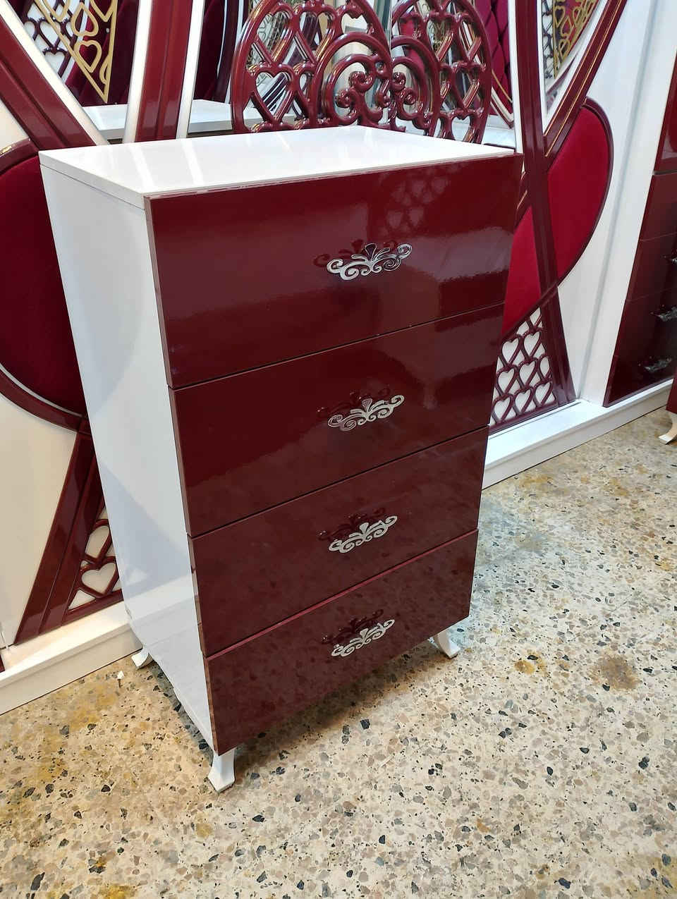 معرض اثاث الشكور غرفه نوم للبيع تتكون الغرفه من 9قطع ماركه نضافة الغرفه 90%100عنوان موصل قادسيه قرب  ملعب المواج توصل خاص *********** اتصل وتساب ملاحظه نستقبل جميع انواع الغرف
