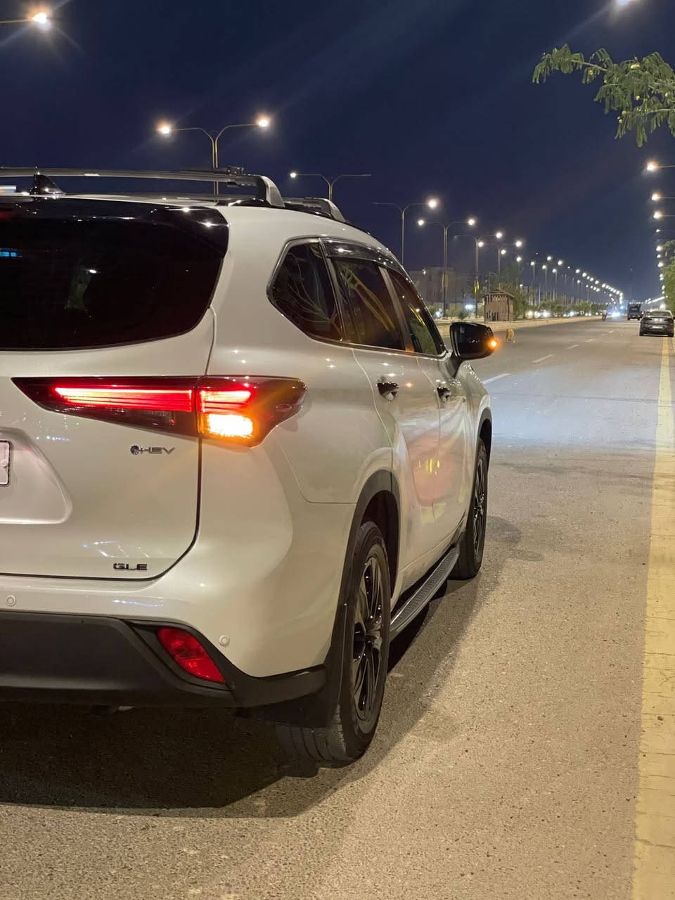 تويوتا هايلاندر GLE 2025 hev هايبرد بلاك ادشن 
  🔝خليجي سعودي  ( عبد اللطيف جميل ) 
السياره بحاله الزيزو ماشيه 5000 كيلو 

         فول مواصفات  GLE
  ✔️ المحرك 2500 هايبرد
  ✔️ رادار امامي + اوتو ستوب + تحديد مسار 
  ✔️ فتحه سقف سلايت
  ✔️ صندوق كهربائي 
  ✔️شاشة جبيرة وعدادات ديجيتل 
  ✔️ مري قابله للطي كهرباء
  ✔️ حساس امامي + خلفي
  ✔️ 3 انظمة قيادة + نقطه عمياء 
  ✔️ شاحن موبايل لاسلكي 
  ✔️ لايتات فول زينون + كشافات + بك لايت LED
  ✔️ بردات خلفيه   
  ✔️ رنكات حجم 18 أنش
  ✔️ ملحقات السيارة كامله 
السياره مضلله حراري كوالتي عالي 
السياره مغلفه نانو سيراميك 
ارضياتها تفصال مع غلاف الدشبول والستيرن
 
للاستفسار ***********
