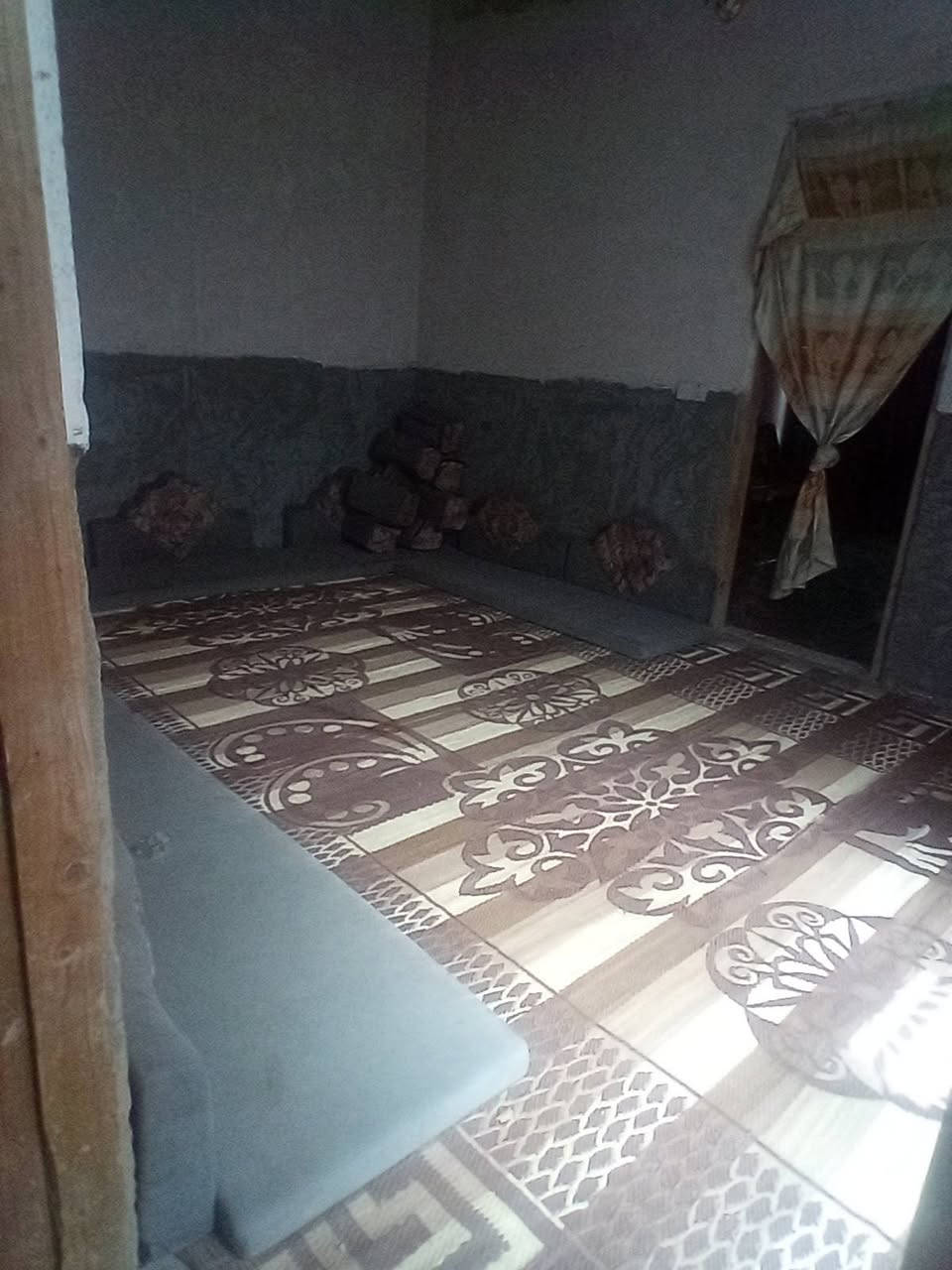 السلام عليكم عندي بيت للبيع مساحه ٢٠٠ متر العباسيه منطقه ال دهيم قرب الحولي الجديد اي استفسار الاتصال على هذا الرقم ***********

