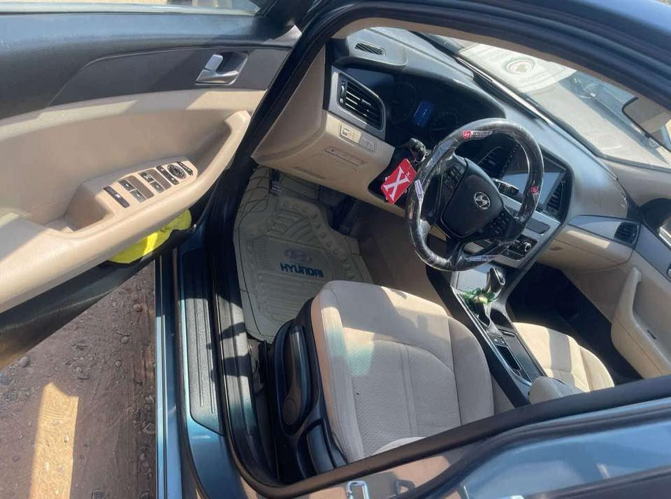 السلام عليكم عندي سوناتا 2016 خليجي للبيع ضررها صفحة عكس السايق شخطهة الي شخص ومصبوغة جمالية فقط مكفولة من البارد سيارة كاملة مرتبة سنوية لل 2030 مكينة وگير خير من الله تبريد قطعتين الرقم الانگليزي الجديد رقم بغداد لونها ازرق 
اني من سكنة قضاء بلد رايدهة ب 130 للاستفسار الاتصال على الرقم ***********
